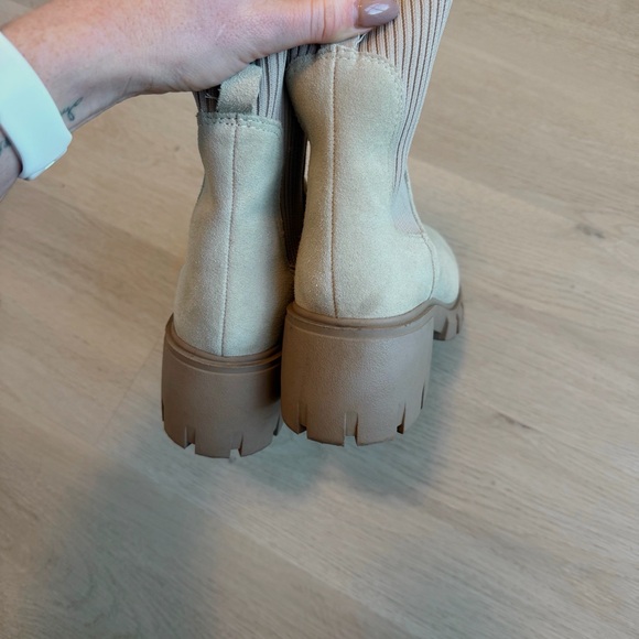 Steve Madden Chelsea Boot size 8 - Picture 5 of 7